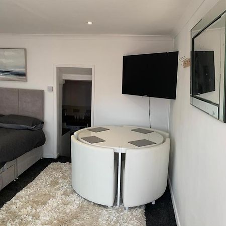 Beautiful Studio Apartment Milford Haven Kültér fotó
