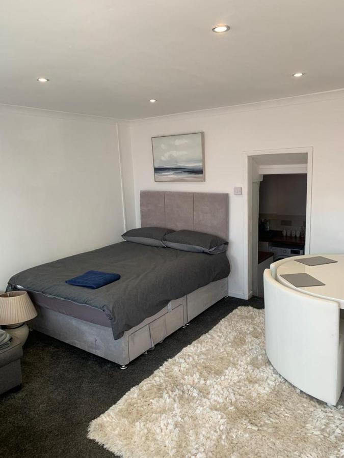 Beautiful Studio Apartment Milford Haven Kültér fotó